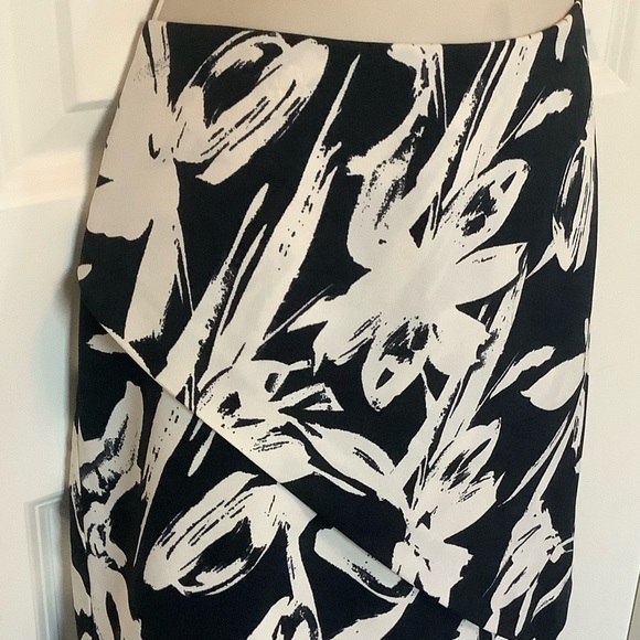 Banana Republic Black White Lined Tulip Skirt Size 2 Front Slit Like New - Picture 4 of 10
